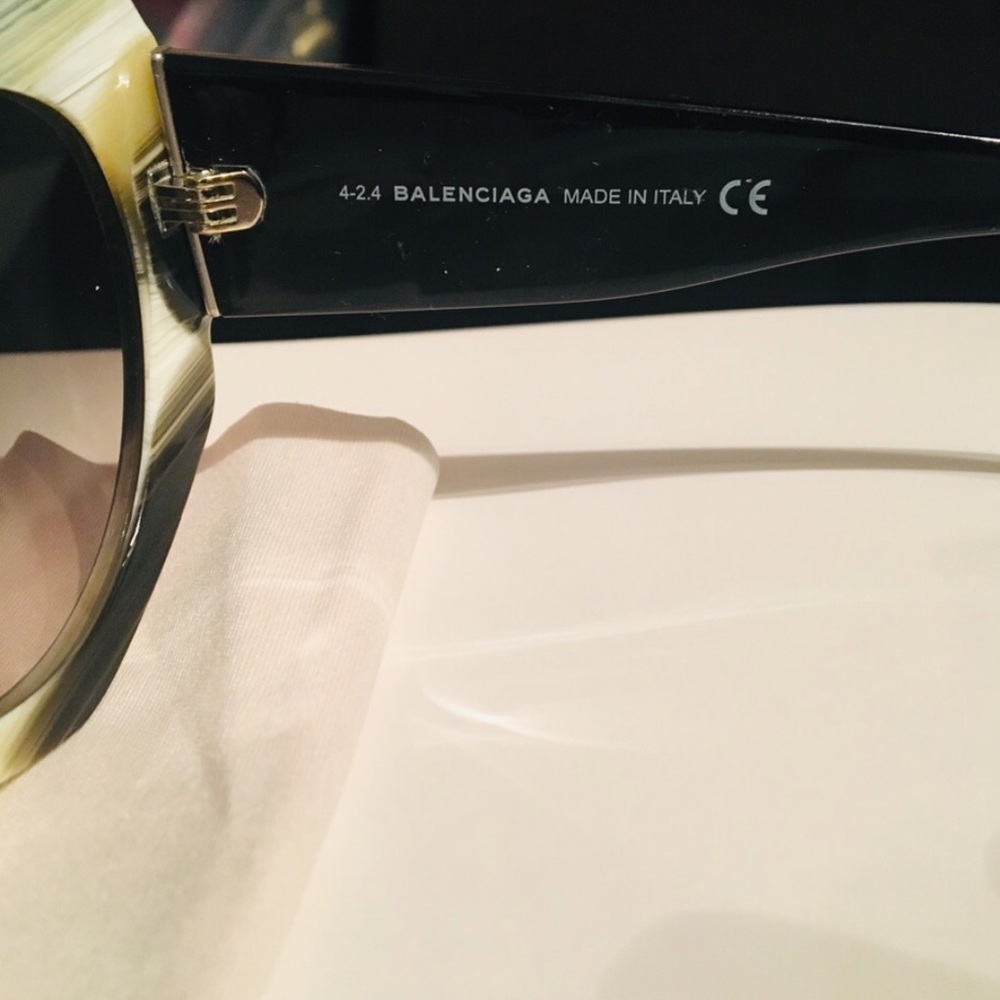 Balenciaga Oversized Glasses - Picture 6 of 6